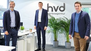 Die Herbrand-Gruppe gab zum Jahresbeginn den Startschuss für eine hausinterne Werbeagentur, die auch für andere Autohäuser arbeitet. Im Bild: (v. li.) Richard Lacek-Herbrand (Geschäftsführer Herbrand-Gruppe), Daniel Hennig (Geschäftsführer Hvd-Werbeagentur) und
Agenturleiter Sven Ingenpaß. (Bild: Herbrand-Gruppe)