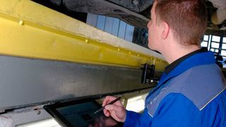 Die DAT bietet jetzt auch Fahrzeugdaten, die HU-Prüfer im Rahmen der PTI europaweit nutzen können. (Bild: DAT)