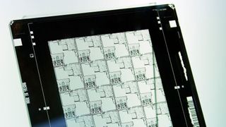 Halbleiter-Fotomaske: Der japanische Druckerei-Konzern Toppan gründet ein separates Unternehmen für die Herstellung von Fotomasken zur Chipfertigung aus. (Semiconductor photomask / Peellden / CC BY-SA 3.0)