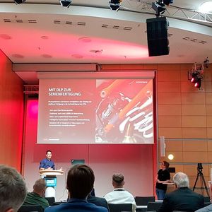 Das Konferenzprogramm hielt spannende Vorträge bereit. U.a. berichtete Florian Fischer von KTM-Technologies, wie Befestigungsklammern auf DLP-Maschinen von Genera in Serie additiv gefertigt werden.(Bild:  D.Quitter/VCG)