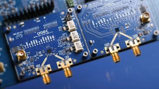 Weltweit erster Schmalband-Empfängerchip für den IEEE 802.15.4ab-Standard: Die neue CMOS-Architektur von Imec ermöglicht eine Vervierfachung der UWB-Reichweite. (Bild: Verse Beeldwaren 2025)