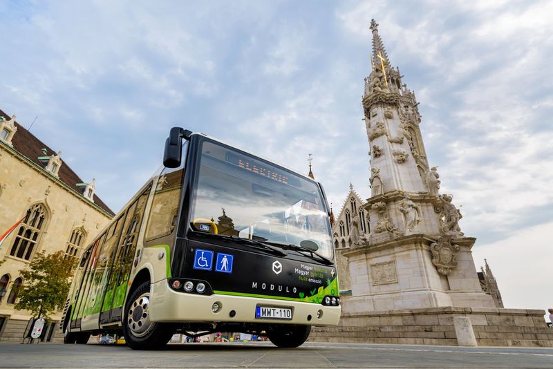 Mit Composites den Nahverkehr leichter gemacht: Elektrobusse in der Budapester Innenstadt fahren mit dem neuen Leichtbau-Konzept von Evopro Group und NCC, das mithilfe von Krauss-Maffei-Know-how umgesetzt werden konnte. (Krauss-Maffei)