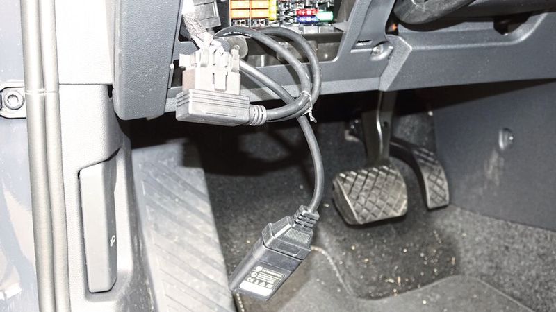 ... doch hinten ist der DCoder-Dongle versteckt angebracht. Möglich macht das ein spezielles Y-Kabel. So bleibt die OBD-Buchse für Diagnosearbeiten etc. stets frei. (Bild: »kfz-betrieb« / Dominsky)