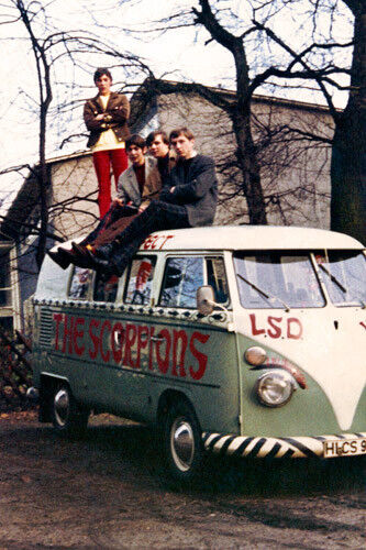 Die Scorpions haben eine besondere Verbindung zum VW Bulli: In einem T1 fuhren sie zu ihren ersten Konzerten. (Foto: Volkswagen)