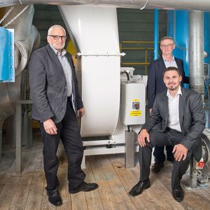Peter Hofer, UFA (links), Viktor Borner, Bühler (im Hintergrund), und Patrik Herburger-Rauter vor der Neuinstallation.
