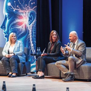 Zwei, die „Medizintechnik aus langjährigem Engagement und Erfahrung kennen“: Die Bundestagsabgeordnete Dr. Maria-Lena Weiss (links) und der Europa-Abgeordnete Andreas Glück diskutieren mit Medical-Mountains-Geschäftsführerin Julia Steckeler über Gegenwart und Zukunft der industriellen Gesundheitswirtschaft.(Bild:  MedicalMountains GmbH/Eric Wetzel)