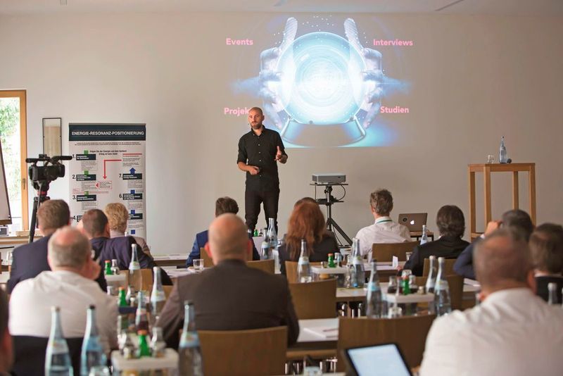 Zukunftsforscher Sven Göth nahm die Teilnehmer mit auf eine Gedankenreise.  (marcapo GmbH)