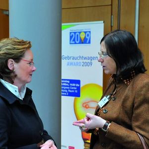 Die Kfz-Unternehmerin des Jahres Dr. Gunhild Kleffner (li.) vom Autohaus Frye in Celle – hier mit Jurymitglied Prof. Anita Friedel-Beitz – informierte sich bei der Preisverleihung über neue Impulse für das Gebrauchtwagengeschäft.