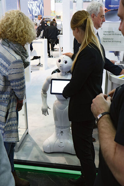 So niedlich, dass er sogar gestreichelt wird: ein humanoider Roboter in Halle 2. (Gillhuber)