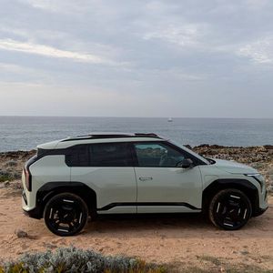 Die bullige SUV-Optik scheint heute alternativlos zu sein, wenn man Verkaufserfolg anstrebt. Insofern haben die Kia-Designer mit dem „Baby-EV 9" sicher alles richtig gemacht.(Bild:  Rosenow – VCG)