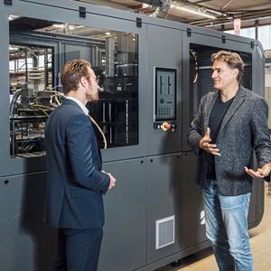 Geschäftsführer Boris Thomas (re.) demonstriert die Pultrusionsanlage Pull Cube.(Bild:  Lapp/Martin Steger Fotografie)