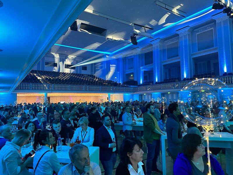 Die Bude ist voll mit rund 800 Gästen, Sponsoren und Freunden. (Bild: Vogel IT-Medien)