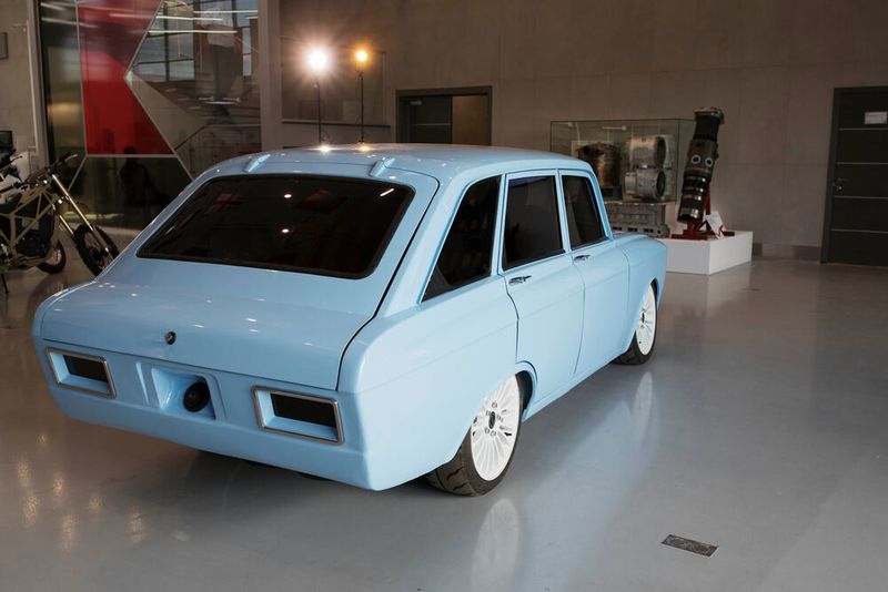 Kalaschnikow blickt selbstbewusst in seine automobile Zukunft und sieht sich künftig in einer Reihe mit Tesla. (Kalashnikov Media)