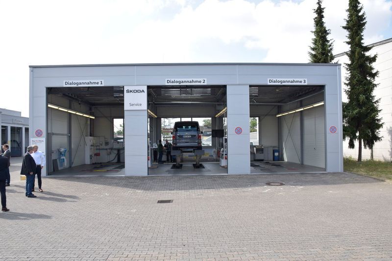 Volkswagen Automobile Frankfurt, Zweigbetrieb Hanau: Die Serviceannahmehalle mit drei Bühnen hat der Betrieb 2015 nach aktueller Volkswagen-CI gebaut. (Rosenow / »kfz-betrieb«)