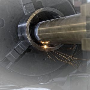 Eine schmal konstruierte Innenbearbeitungsoptik ermöglicht das Laserauftragschweißen auch unter engen Verhältnissen.(Bild:  Pallas)