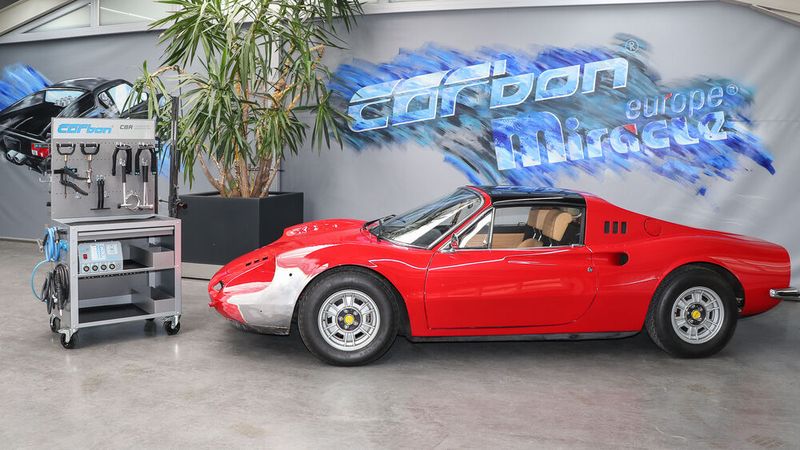 Beste Freunde aus unterschiedlichen Welten: Der alte Dino und das neue CBR-System von Carbon. (Bild: Carbon)