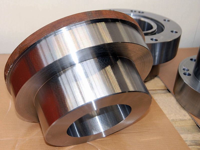 Mit nur zwei, schnell realisierbaren Aufspannungen können die bis zu 550 kg schweren Rohteile zu präzisen Gleitlagern, Flanschen oder Spiraldichtungen für leistungsstarke Pumpen bearbeitet werden. (Bild: Röhm)