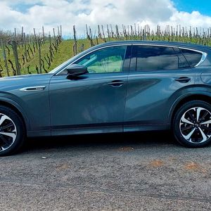 2. Die Abmessungen: Mit gut 4,7 Metern Länge ist der CX-60 PHEV knapp 20 Zentimeter länger als der CX-5. Auffällig ist die lange Motorhaube, die sich durch die längs eingebauten Motoren ergibt. (Bild:  Mauritz – VCG)