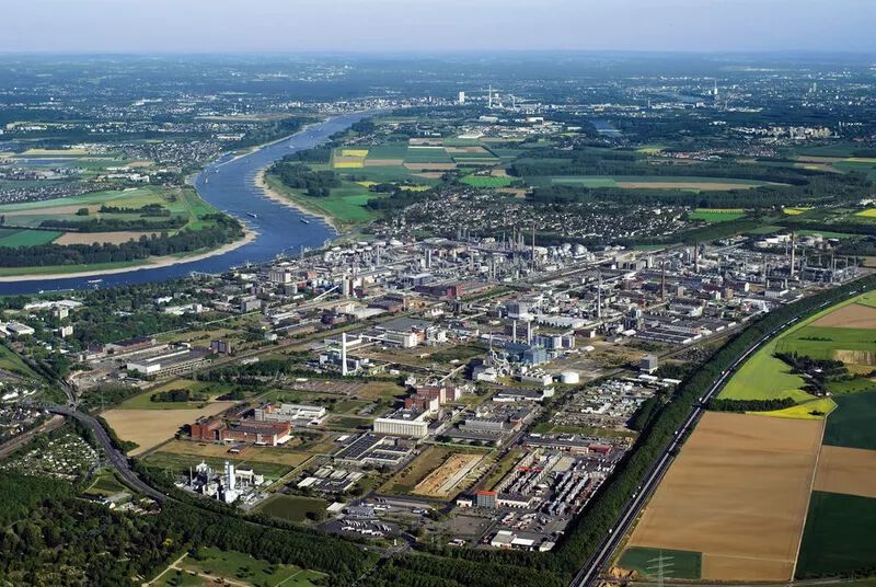 9. Chempark Dormagen - Nördlich von Köln stellen rund 77 Unternehmen mit 10.500 Beschäftigten mehr als 2.000 verschiedene chemische Produkte her. Auch hier sind Spezial- und Feinchemikalien, Gase und die Petrochmie gefragt. Betreiber des 3.600.000 m2 großen Areal ist die ehemalige Bayer-Tochter Currenta.
 (Bild: Currenta)
