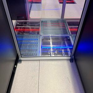 Die rote Leitung führt die warme Flüssigkeit ab. Die blaue Leitung führt die 24 Grad Celsius kühle Flüssigkeit zu den Chips.(Bild:  Paula Breukel)