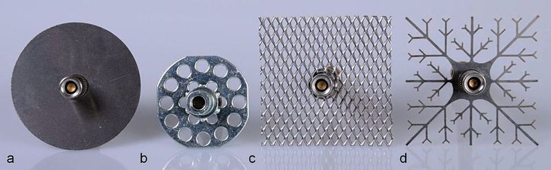 Verschiedene Metallinserts im Test Zur Ermittlung der Belastbarkeit wurden Scheibeninserts (a), Lochblechinserts (b), Gitter-inserts (c) und Wurzelinserts (d) in die Faserstruktur eingebettet. Die Herstellung der Proben fand im RTM-Verfahren statt.  (Bild: wbk)