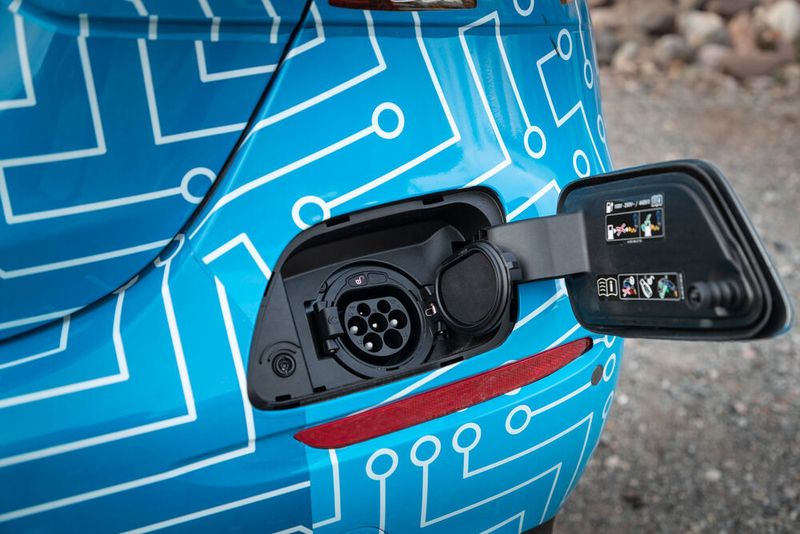 Bekannt ist der Plug-in-Hybrid im E 300 e mit Vierzylinder-Benziner, 90 kW/122 PS starkem E-Motor und einer Systemleistung von 235 kW/320 PS. (Mercedes)