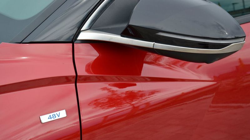 Das 48-Volt-Hybridsystem umfasst eine 48-Volt-Batterie, einen Startergenerator und einen Gleichspannungswandler, der das 12-Volt-Bordnetz mit dem 48-Volt-System verbindet. (Bild: Michel/»kfz-betrieb«)