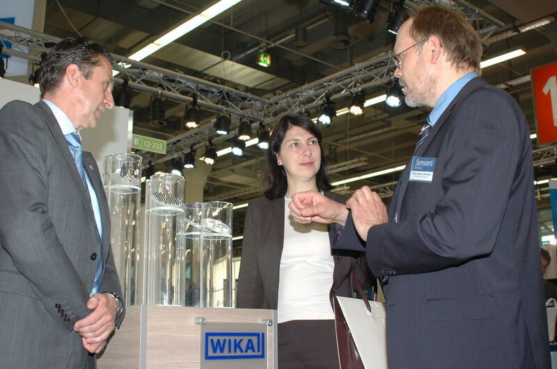 v.l. Bayerns Wirtschaftssekretärin Katja Hessel und Dr. Franz Lohmeier, WIKA Bild: SPS (Archiv: Vogel Business Media)