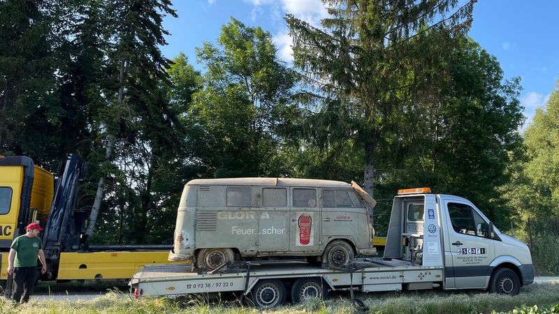 Einmal geborgen, trat der Bulli die vorerst letzte Reise auf dem eigenen Ascari-Abschleppwagen an. (Bild: Ascari)