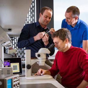 Die TU-Forscher (v.l. Daniel Froß, Marko Rößler, Marcel Putsche) gründen derzeit eine Firma und wollen die Navigation im zweiten Quartal 2021 auf den Markt bringen.(Bild:  TU Chemnitz)