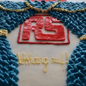 „Vorhang auf“ hieß es nicht nur auf der Torte, die RS anlässlich der feierlichen Büroeröffnung anschnitt.