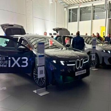 Der neue BMW iX3 stieß bei der Markteinführung bei Hofmann Automobile auf großes Interesse; auch bei zahlreichen Fahrern anderer Marken. (Bild: Hofmann Automobile)
