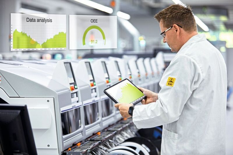 Eine KI-gestützte Analyse von Produktionsdaten in vernetzten Fertigungsumgebungen ermöglicht die kontinuierliche Bewertung des Anlagenzustands und der Prozesseffizienz. (Bild: Phoenix Contact)