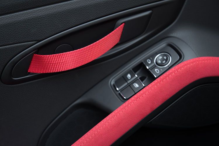 Ehrensache im RS-Modell: Türschlaufen statt Griffe. (Porsche)