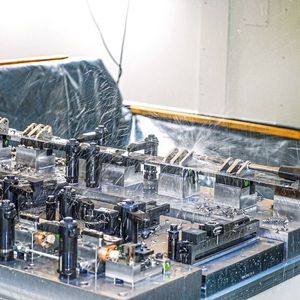 Ein MEGA-Speed-Drill-Titan in Sonderausführung übernimmt das Vorbohren der Hauptbohrung im zweiten Laschenpaket. Das Werkzeug ist im ersten Laschenpaket geführt. (Bild:  Mapal)