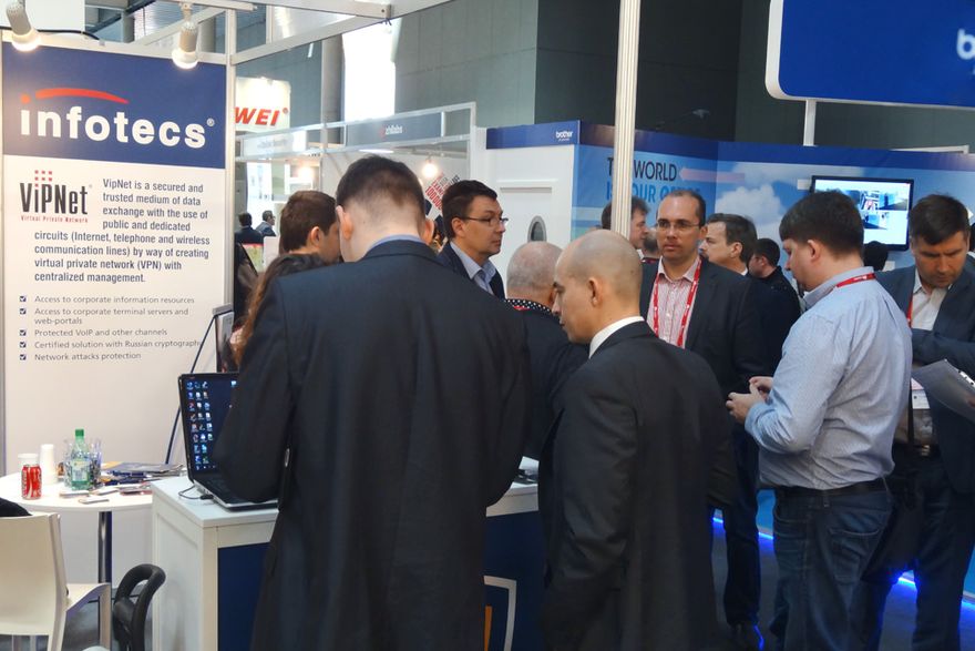 3_MWC_2014-Interessenten_am_Messestand_in_Barcelona ()