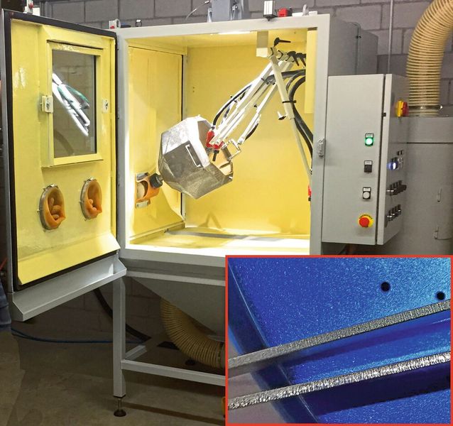 Speziell ausgestattete Sandstrahlanlage für das Entgraten und Glätten der Schnittkanten von gelaserten Brillenbügeln aus Edelstahl. (Bild: LAS)