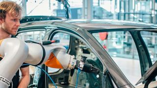 In der Gläsernen Manufaktur in Dresden fertigt Volkswagen nicht nur Fahrzeuge. Ein neues IT-Entwicklungszentrum soll von dort die konzerneigene Industrie-Cloud weiterentwickeln. (Bild: Volkswagen AG)