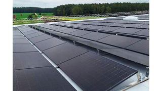 Kein reines Flächen-, sondern mehr ein Statikthema: Photovoltaik auf Logistikhallen. (Bild: Ilzhöfer)