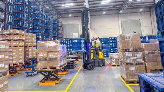 Gerade bei beengten Platzverhältnissen wie bei ITW España können die knickgelenkten Aisle-Master-Spezialstapler von Combilift ihre Eignung unter Beweis stellen.(Bild:  Combilift)
