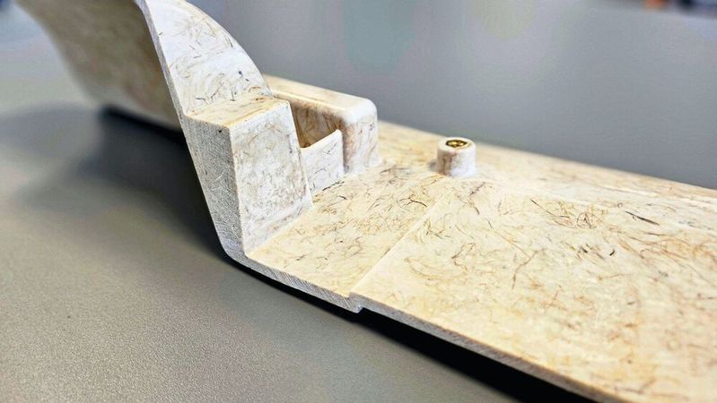 Detailaufnahme eines Bauteils aus Naturfaser-SMCs (Zuginnenverkleidung). Gut sichtbar sind neben dem Faserverlauf die geometrischen Freiheitsgrade, die das Material erlaubt.(Bild:  Fraunhofer IWU)