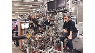 Ionenbeschuss schafft Quantenschalter! Von links: J. Buck, K. Rossnagel, A. Niggas und R. Wilhelm von der TU Wien beim Asphere III Setup am DESY in Hamburg. (Bild: TU Wien)