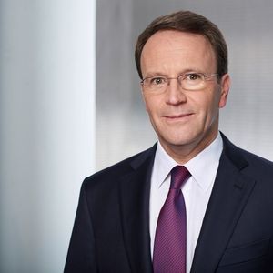 Dr. Ulf M. Schneider verlässt das Unternehmen zum 30. Juni 2016 auf eigenen Wunsch. Unter seiner Führung ist die Fresenius-Gruppe dynamisch gewachsen: Der Konzernumsatz hat sich in den letzten 13 Jahren vervierfacht, der Gewinn mehr als verzwölffacht.