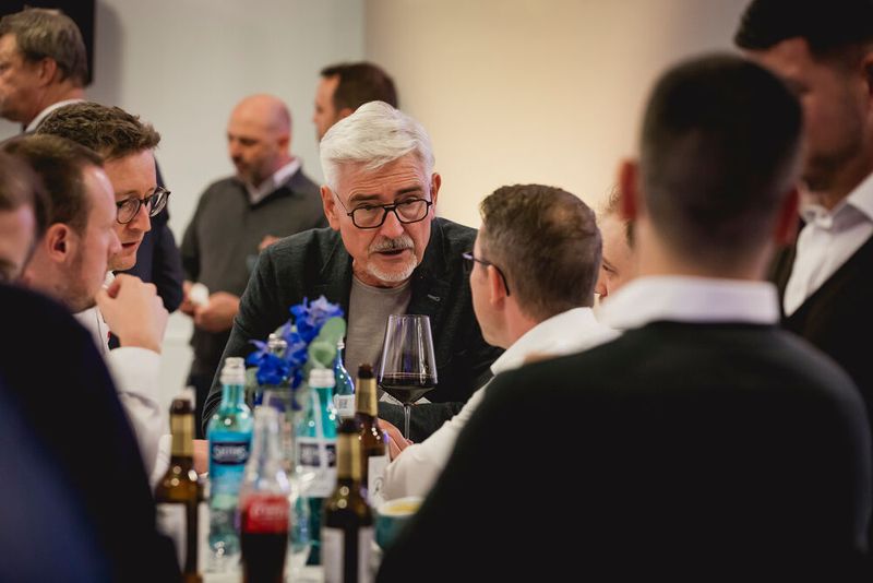 Führungskräfte der Prozessindustrie nutzen die entspannte Atmosphäre für strategische Allianzen. (Bild: Stefan Bausewein)