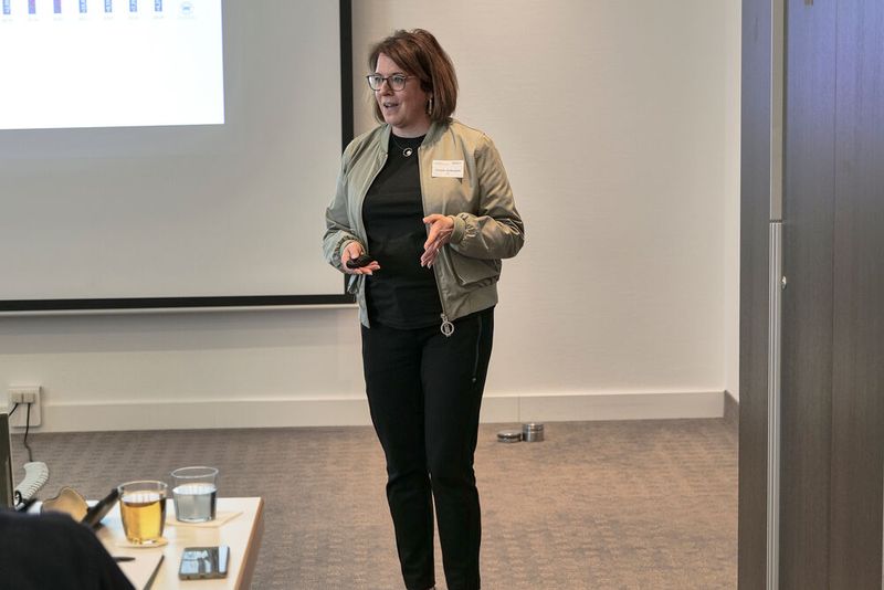 ZDK Referentin Claudia Kefferpütz informierte die Mitglieder der Gütegemeinschaft Autoberufe über aktuelle Entwicklungen bei der Fachkräftestrategie des ZDK. (Bild: Schmidt m- VCG)