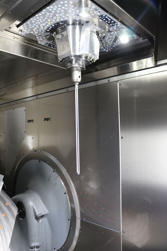 Um auf die angepeilte Bohrtiefe zu kommen, werden von beiden Seiten die jeweils 30 Löcher 360 Millimeter tiefgebohrt. In der Mitte des Bauteils treffen sie sich.(Bild:  Iscar)