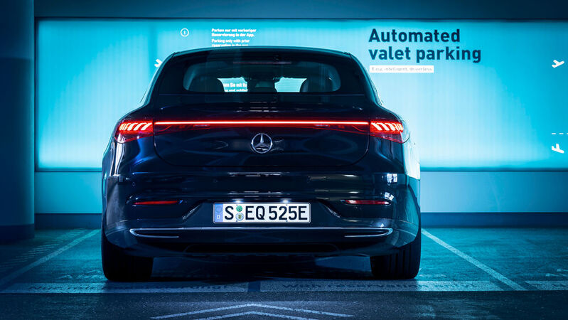 In Stuttgart können sich bestimmte Mercedes-Modelle ihren Parkplatz künftig selbst suchen.