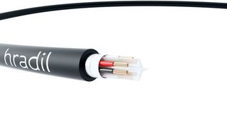 Das High-Performance Hybridkabel besitzt einen Außendurchmesser von 6,9 mm und vereint im Kabelinneren sechs Adern, die durch ein spezielles sternförmiges Aufbauelement voneinander getrennt sind, welches den kompletten Kabelaufbau stabilisiert.  (Hradil)