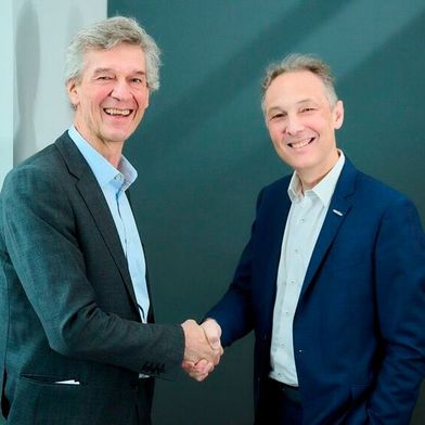 Am 1. April 2026 wird Zetes-CEO Pierre Lambert (l.) das Ruder an Ronny Depoortere übergeben, Gründer und derzeitiger Vorsitzender von Zetes People ID.  (Bild: Zetes)