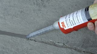 Für die schnelle und einfache Ausbesserung von Betonflächen bietet 3M jetzt die neue 3M Scotch-Weld DP 600 SL Instandsetzung von Beton an. (Archiv: Vogel Business Media)